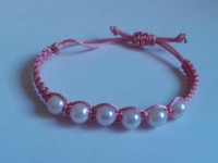 pulsera de hilo rosa con perlas